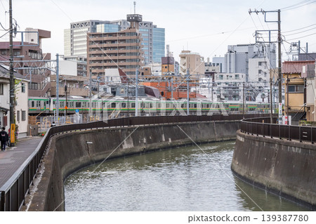 【東海道本線】清晨，一列地方列車駛過蒲田的街道。 139387780