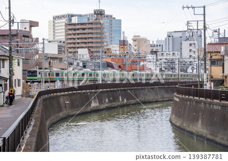 【東海道本線】清晨,一列地方列車駛過蒲田的街道。 【東海道本線】清晨,一列地方列車駛過蒲田的街道。 139387781