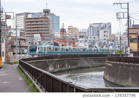 【京濱東北線】清晨,一列地方列車駛過蒲田的街道。 【京濱東北線】清晨,一列地方列車駛過蒲田的街道。 139387786