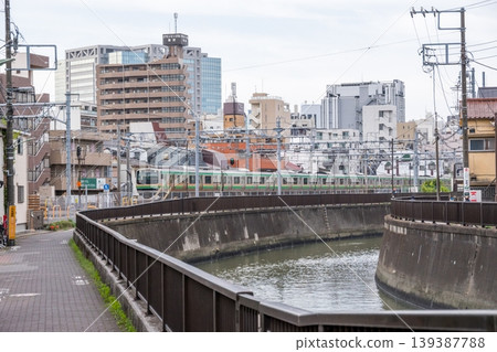 [Tokaido Main Line] A local train passing through the streets of Kamata in the early morning. 139387788