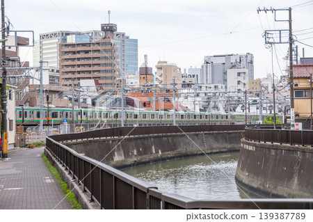 【東海道本線】清晨，一列地方列車駛過蒲田的街道。 139387789