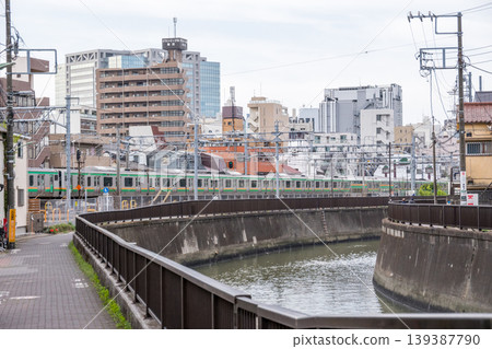 [Tokaido Main Line] A local train passing through the streets of Kamata in the early morning. 139387790