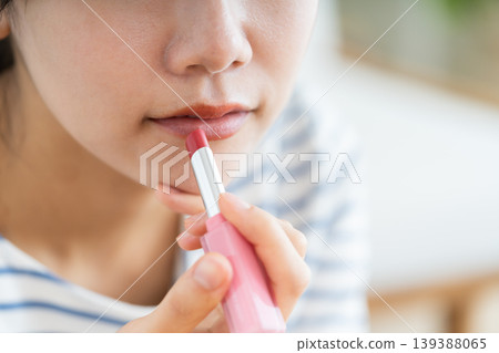Young women who use lipstick Young women who use lipstick 139388065
