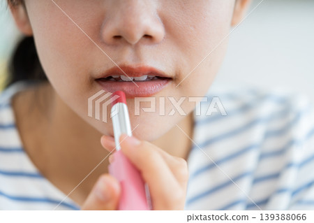使用口紅的年輕女性 139388066