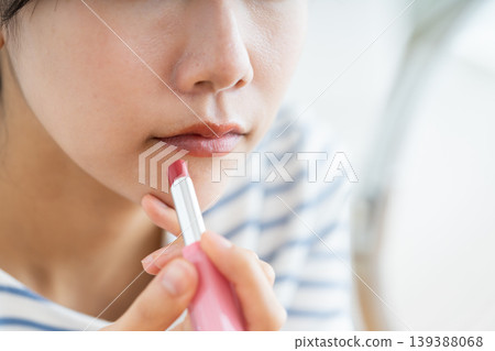 使用口紅的年輕女性 139388068
