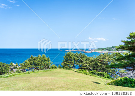 初夏時節的青森縣種佐海岸，八戶市，瀰漫著清新的綠意。 139388398