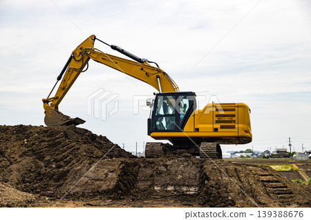 Soil receiving: Heavy machinery, power shovel Soil receiving: Heavy machinery, power shovel 139388676