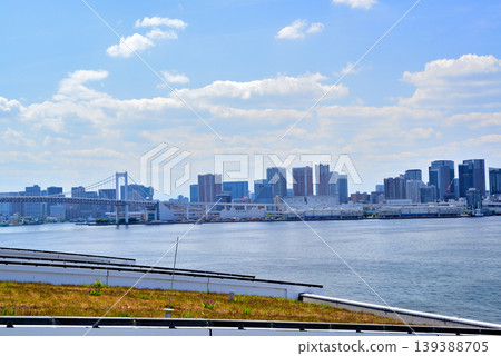 從豐洲市場屋頂綠地眺望晴海碼頭和彩虹橋。 從豐洲市場屋頂綠地眺望晴海碼頭和彩虹橋。 139388705