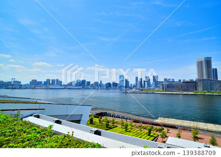 從豐洲市場屋頂綠地眺望晴海碼頭和彩虹橋。 從豐洲市場屋頂綠地眺望晴海碼頭和彩虹橋。 139388709
