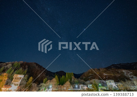 奧田巳 - 晴朗的冬夜星空和山村夜景（新潟縣 - 銀河） 139388713