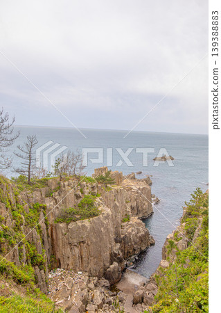 東真保的海岸風光,岩石峭壁與蔥鬱綠植交相輝映。 東真保的海岸風光,岩石峭壁與蔥鬱綠植交相輝映。 139388883