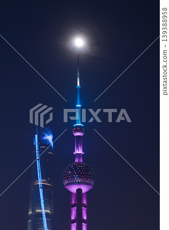 一輪滿月高懸東方明珠塔尖,紫色的夜燈照亮了它--這就是上海的夜景。 一輪滿月高懸東方明珠塔尖,紫色的夜燈照亮了它--這就是上海的夜景。 139388958