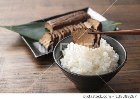 煙燻醃蘿蔔和米飯 煙燻醃蘿蔔和米飯 139389267