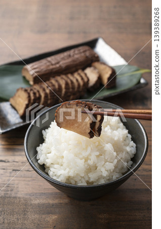 煙燻醃蘿蔔和米飯 煙燻醃蘿蔔和米飯 139389268