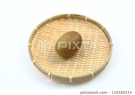 以白色背景和獼猴桃為主角的簡單構圖。 以白色背景和獼猴桃為主角的簡單構圖。 139389314