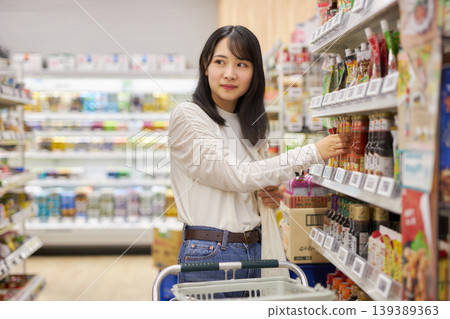 一名年輕女子在超市行竊 139389363