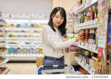 一名年輕女子在超市行竊 139389364