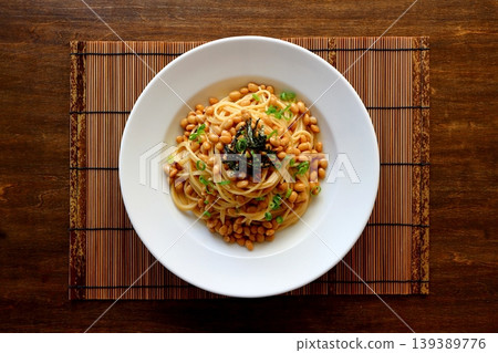 從正上方視角拍攝的以桌子為背景的納豆意麵。 139389776