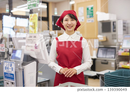 一位在超市收銀台工作的年輕女子 139390049