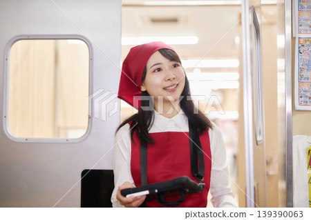 一位年輕女子在後屋使用平板電腦管理庫存。 139390063