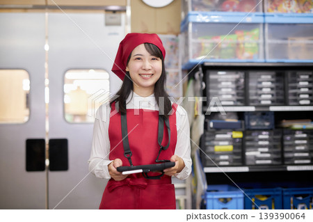 一位年輕女子在後屋使用平板電腦管理庫存。 139390064