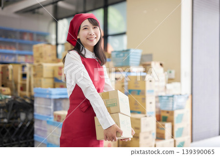 一位年輕女子在後屋使用平板電腦管理庫存。 139390065