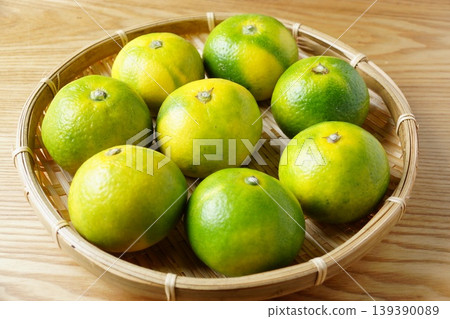 Early-ripening mandarin oranges (fruit) Early-ripening mandarin oranges (fruit) 139390089