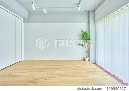 A room with houseplants by the window 139390337