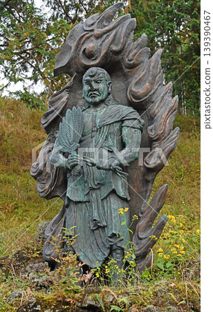 天狗雕像氣勢恢宏；一座傳統的石像矗立在戶外，背後燃著熊熊烈火。 139390467