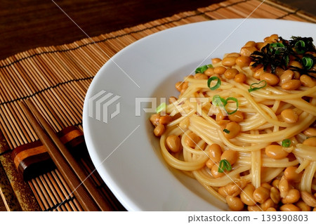 桌子背景可以看到納豆意麵。 139390803