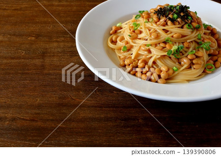 桌子背景可以看到納豆意麵。 桌子背景可以看到納豆意麵。 139390806