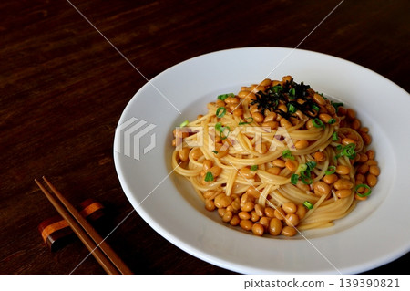 桌子背景可以看到納豆意麵。 139390821