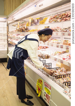 在超市工作的女性 139390909