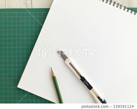 工藝/藝術準備材料:素描本、美工刀、鉛筆、綠色切割墊 工藝/藝術準備材料:素描本、美工刀、鉛筆、綠色切割墊 139391124