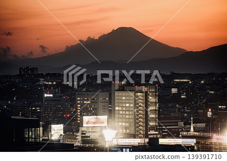 從橫濱市橫濱海洋塔眺望富士山的日落景色。 從橫濱市橫濱海洋塔眺望富士山的日落景色。 139391710