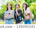 帶著相機的年輕女子觀光，朋友們，閨蜜之旅 139393141