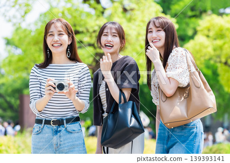 帶著相機的年輕女子觀光,朋友們,閨蜜之旅 帶著相機的年輕女子觀光,朋友們,閨蜜之旅 139393141