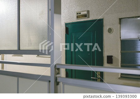夜裡的公寓大樓走廊和門口 夜裡的公寓大樓走廊和門口 139393300