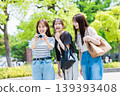 帶著相機的年輕女子觀光，朋友們，閨蜜之旅 139393408