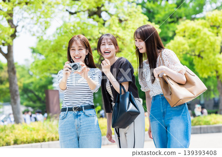 帶著相機的年輕女子觀光，朋友們，閨蜜之旅 139393408