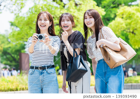 帶著相機的年輕女子觀光,朋友們,閨蜜之旅 帶著相機的年輕女子觀光,朋友們,閨蜜之旅 139393490