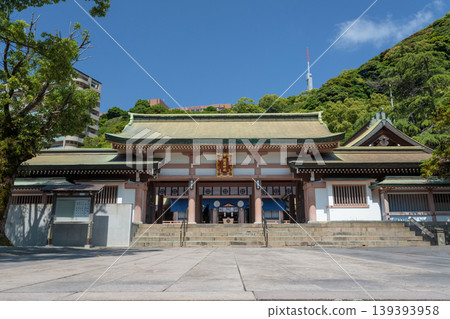 從正面眺望照國神社正殿,背景是鬱鬱蔥蔥的綠植和蔚藍的天空(鹿兒島市) 從正面眺望照國神社正殿,背景是鬱鬱蔥蔥的綠植和蔚藍的天空(鹿兒島市) 139393958