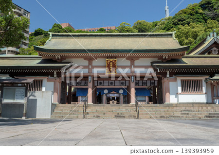 從正面眺望照國神社正殿，背景是鬱鬱蔥蔥的綠植和蔚藍的天空（鹿兒島市） 139393959