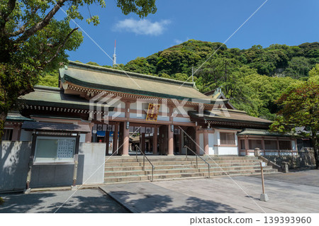 從正面眺望照國神社正殿,背景是鬱鬱蔥蔥的綠植和蔚藍的天空(鹿兒島市) 從正面眺望照國神社正殿,背景是鬱鬱蔥蔥的綠植和蔚藍的天空(鹿兒島市) 139393960
