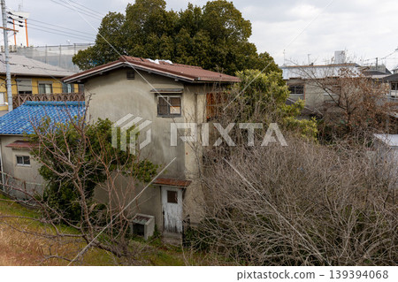 破舊廢棄的空屋 破舊廢棄的空屋 139394068