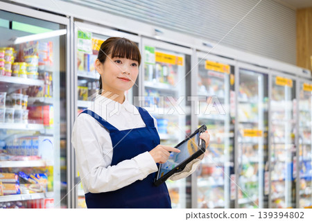 在超市工作的女店員 139394802