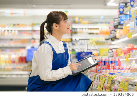 在超市工作的女店員 139394806