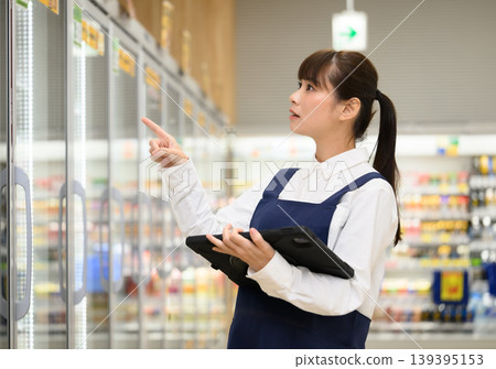 女店員檢查商品 139395153
