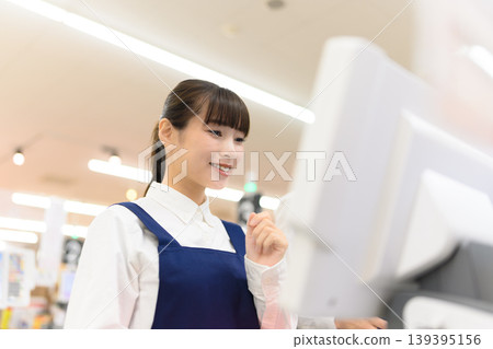 店內工作的女員工 139395156