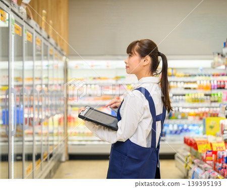 在超市工作的女店員 139395193